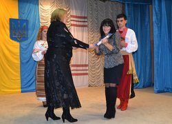 Почесні грамоти кращим працівникам університету вручає в.о. ректора Олена Олександрівна Непочатенко